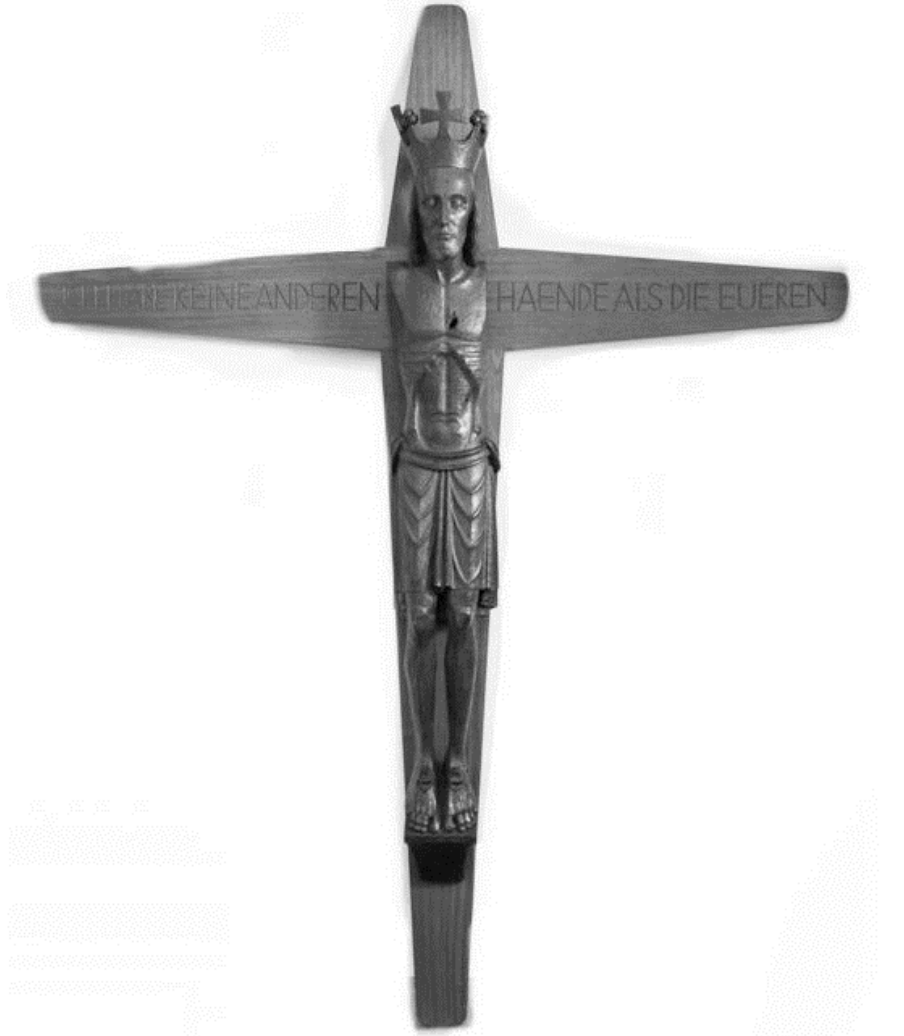 Gekröntes Christus-Kruzifix aus Holz, frontal, schlanker Körper auf langem Kreuz